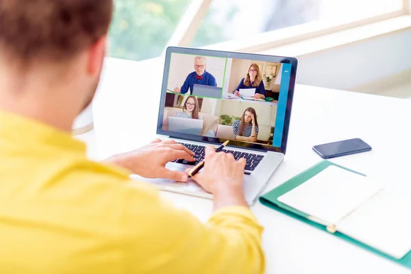 Vista Posterior Del Hombre Negocios Sentado Detrás Computadora Teniendo Discusión — Foto de Stock