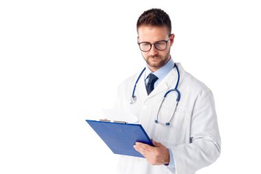 İzole edilmiş beyaz arka planda dururken elinde pano tutan bir erkek doktorun stüdyo fotoğrafı. Boşluğu kopyala.