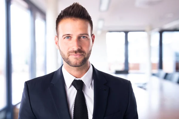 Primer Plano Retrato Hombre Negocios Guapo Usando Traje Mientras Está — Foto de Stock