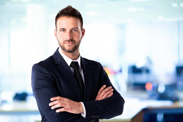 Primer Plano Retrato Hombre Negocios Guapo Usando Traje Mientras Está — Foto de Stock