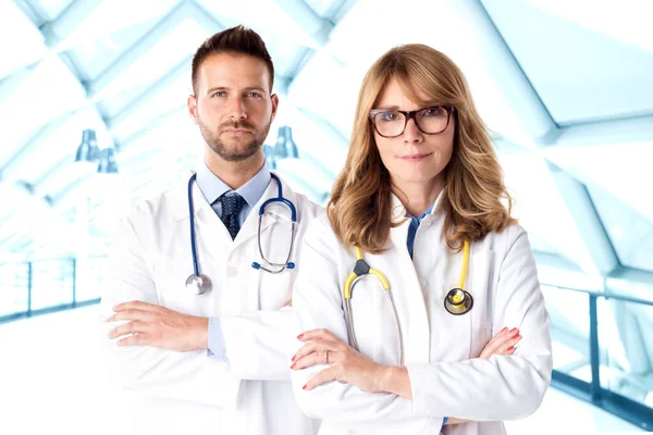 拍的女医生和男医生一起站在孤立的白色背景下 同时看着相机和微笑 医疗小组 — 图库照片