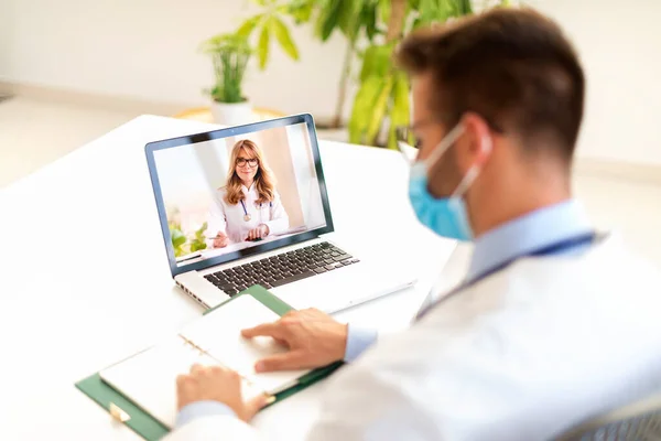 Tiro Médico Masculino Irreconhecível Sentado Atrás Seu Laptop Tendo Discussão — Fotografia de Stock