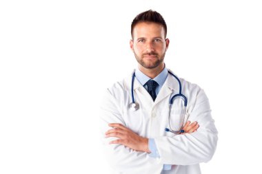 Boynunda steteskopla kolları bağlı beyaz arka planda duran erkek doktorun portresi. Boşluğu kopyala.