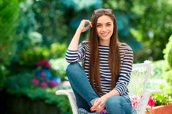 Retrato Tiro Atraente Jovem Mulher Relaxante Jardim Casa — Fotografia de Stock