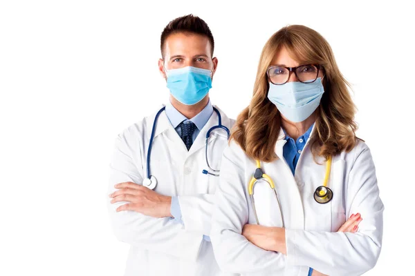 Знімок Жіночих Чоловічих Лікарів Масці Обличчя Стоячи Разом Ізольованому Білому — стокове фото