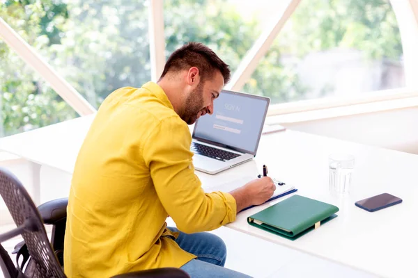 Een Foto Van Een Zakenman Die Aan Zijn Bureau Zit — Stockfoto