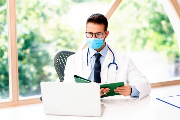 Retrato Del Médico Masculino Que Usa Mascarilla Facial Para Prevención — Foto de Stock