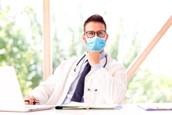 Retrato Médico Masculino Usando Máscara Facial Para Prevenção Enquanto Sentado — Fotografia de Stock