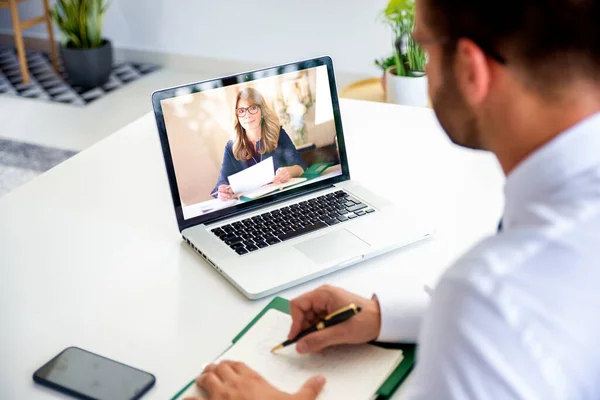 Rückansicht Des Geschäftsmannes Der Hinter Seinem Laptop Sitzt Und Diskussion — Stockfoto