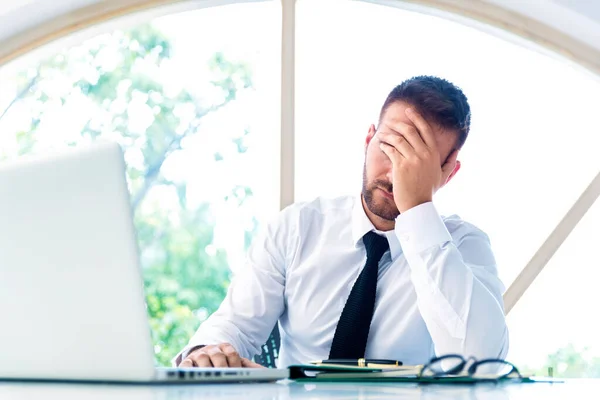Stresli Bir Adamının Elleri Alnında Ofis Masasında Çalışırken Çekilmiş Bir — Stok fotoğraf