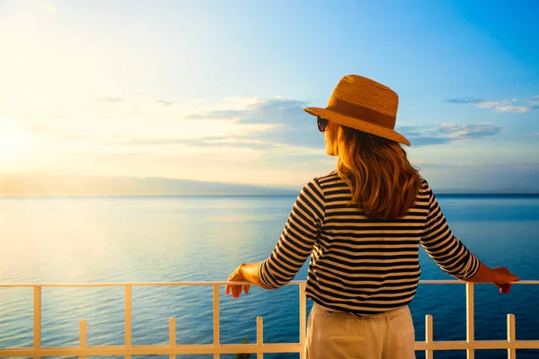 Shot Pretty Woman Wearing Straw Hat Sunglasses While Standing Balcony — Stock Photo, Image