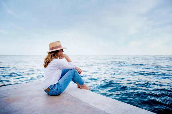 Shot Woman Wearing Straw Hat Sunglasses While Sitting Seaside Enjoying — Stock Photo, Image