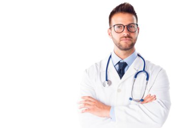 Boynunda steteskopla beyaz arka planda duran erkek doktorun portresi. Boşluğu kopyala.