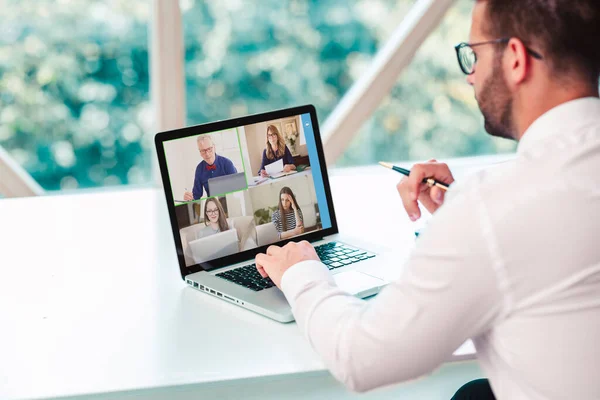 Задний План Бизнесмена Сидящего Ноутбуком Обсуждающего Проводящего Онлайн Встречу Видеозвонке — стоковое фото