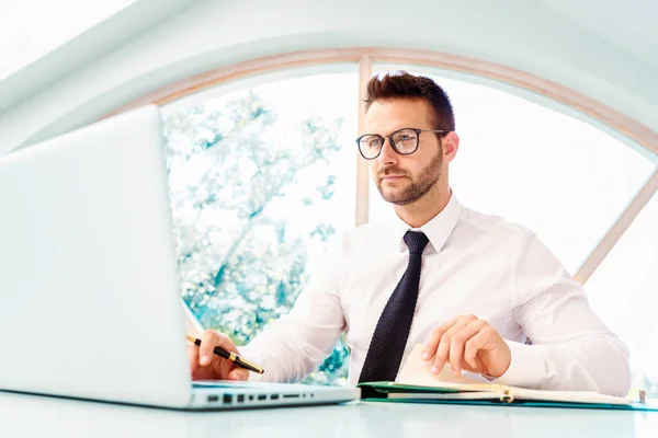 사업가가 노트북 앉아서 사무실에서 일하는 셔츠와 넥타이를 — 스톡 사진