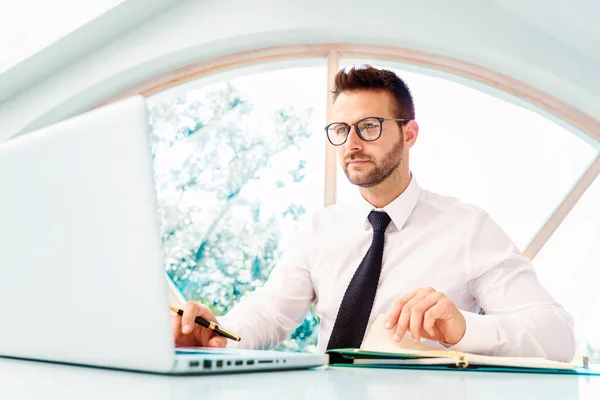 Tiro Hombre Negocios Guapo Usando Camisa Corbata Mientras Está Sentado — Foto de Stock