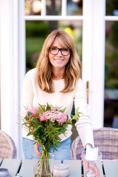 Shot Van Aantrekkelijke Vrouw Van Middelbare Leeftijd Die Thuis Het — Stockfoto