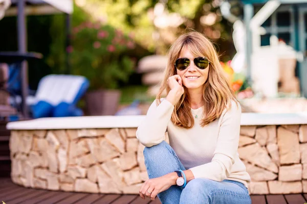 Retrato Mulher Madura Atraente Usando Óculos Sol Roupas Casuais Enquanto — Fotografia de Stock