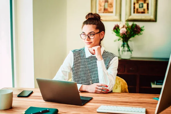 Colpo Donna Pensante Seduto Dietro Suo Computer Portatile Lavorare Online — Foto Stock