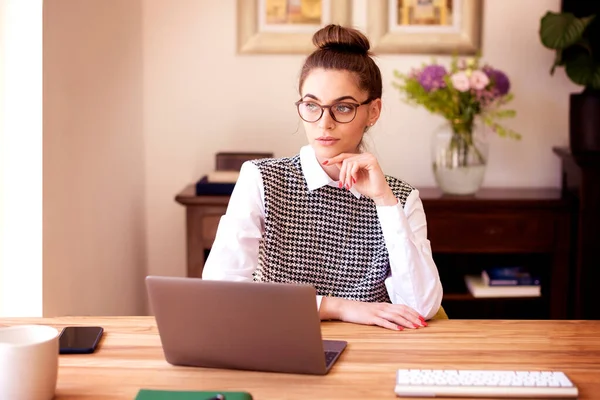 Tiro Mujer Pensante Sentada Detrás Computadora Portátil Trabajando Línea Empresaria — Foto de Stock