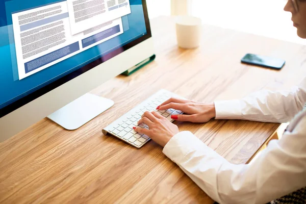 Cortado Tiro Las Manos Mujer Negocios Escribiendo Teclado Computadora Escritorio —  Fotos de Stock