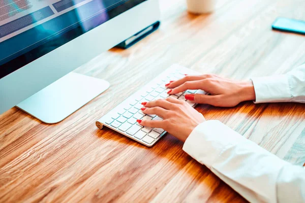 Cortado Tiro Las Manos Mujer Negocios Escribiendo Teclado Computadora Escritorio —  Fotos de Stock