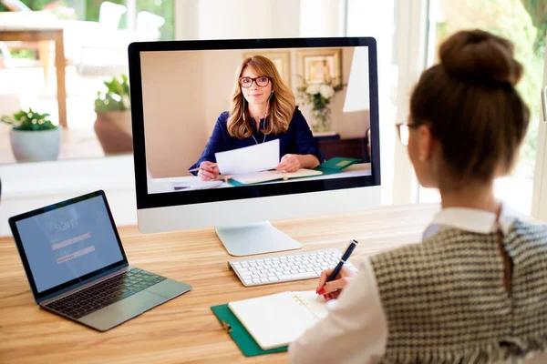 Задний Вид Женщины Сидящей Компьютером Обсуждающей Онлайн Встречу Видеозвонке Своим — стоковое фото