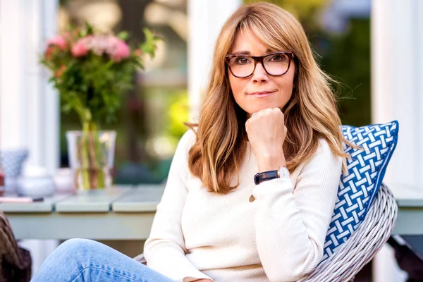 Portret Van Een Aantrekkelijke Vrouw Van Middelbare Leeftijd Die Naar — Stockfoto