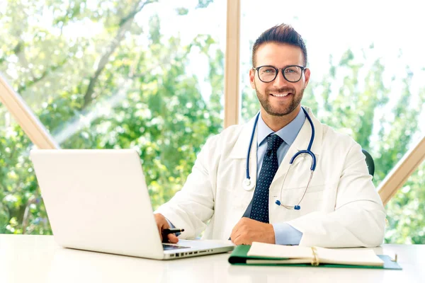 Pensando Médico Masculino Sentado Detrás Portátil — Foto de Stock