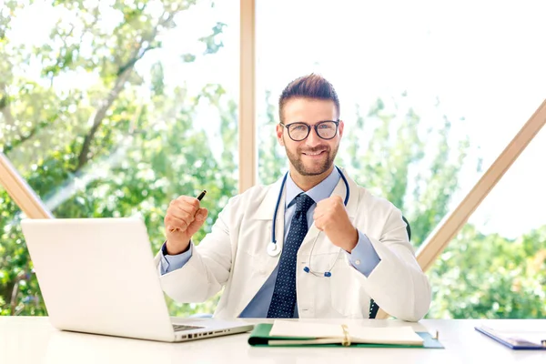 Pensando Médico Masculino Sentado Detrás Portátil — Foto de Stock