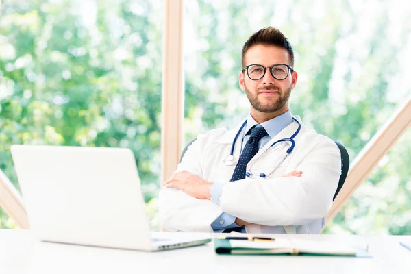 Denkender Arzt Sitzt Hinter Seinem Laptop — Stockfoto