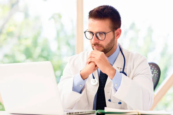Pensando Médico Masculino Sentado Atrás Seu Laptop — Fotografia de Stock