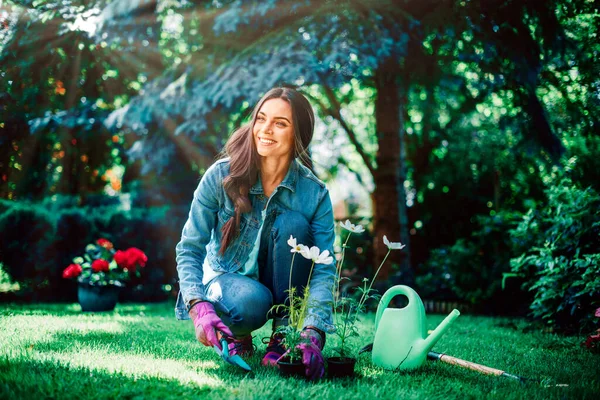 Largura Completa Tiro Mujer Joven Jardinería Casa Patio Trasero Mujer — Foto de Stock