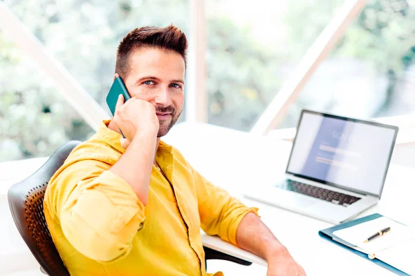 Boldog Üzletember Aki Üzleti Hívást Kezdeményez Miközben Asztalnál Dolgozik Belügyminisztérium — Stock Fotó