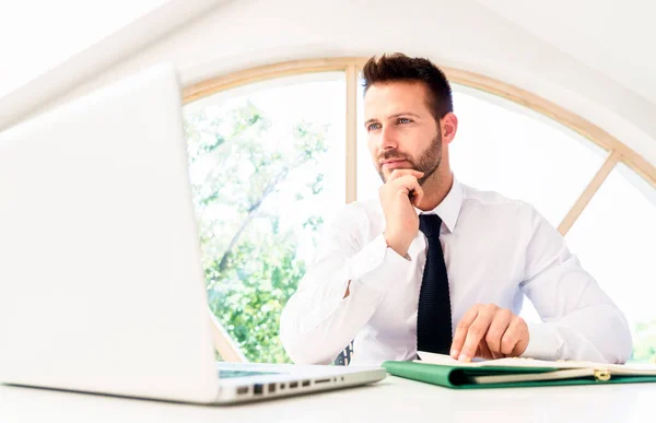 Knappe Zakenman Zoek Taai Terwijl Zitten Achter Zijn Computer Werken — Stockfoto