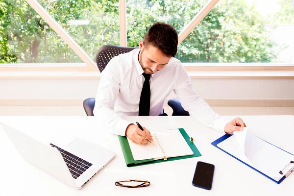 Alto Ángulo Tiro Hombre Negocios Guapo Sentado Escritorio Oficina Por — Foto de Stock