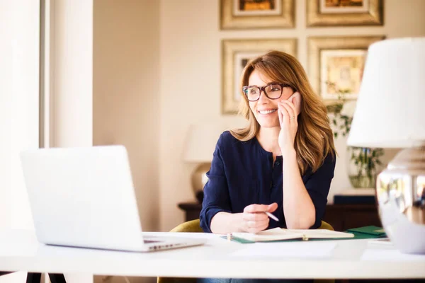 Femme Affaires Confiante Assise Bureau Faisant Appel Téléphonique Tout Travaillant — Photo