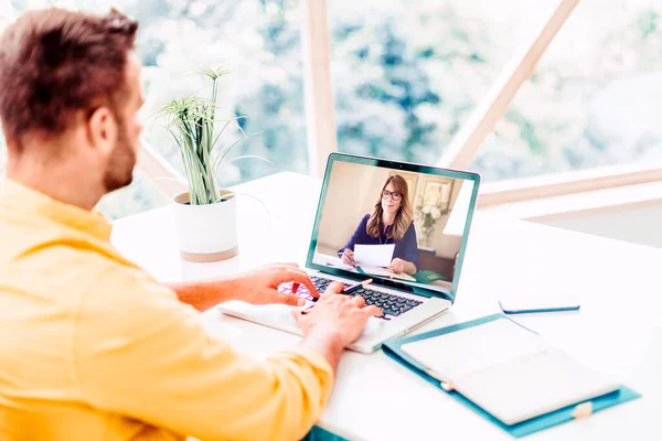 Üzletember Laptopja Mögött Megbeszélést Online Találkozót Tart Videóhívásban Miközben Otthonról — Stock Fotó