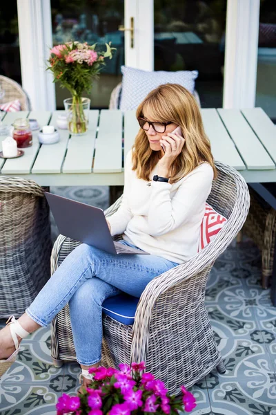 Hochwinkelaufnahme Einer Attraktiven Frau Die Ihren Laptop Benutzt Und Telefoniert — Stockfoto