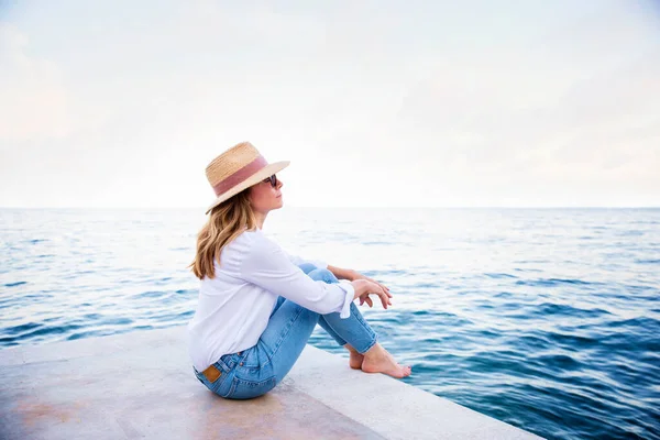 Tirador Longitud Completa Mujer Con Sombrero Paja Camisa Blanca Con — Foto de Stock