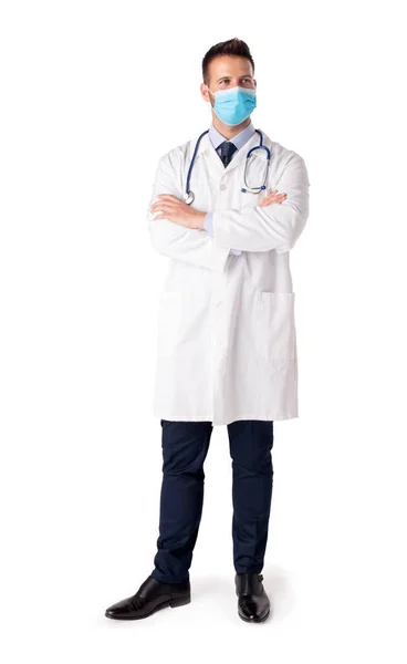 Pełna Długość Ujęcia Męskiego Lekarza Noszącego Maskę Twarzy Stojącego Odizolowanym — Zdjęcie stockowe