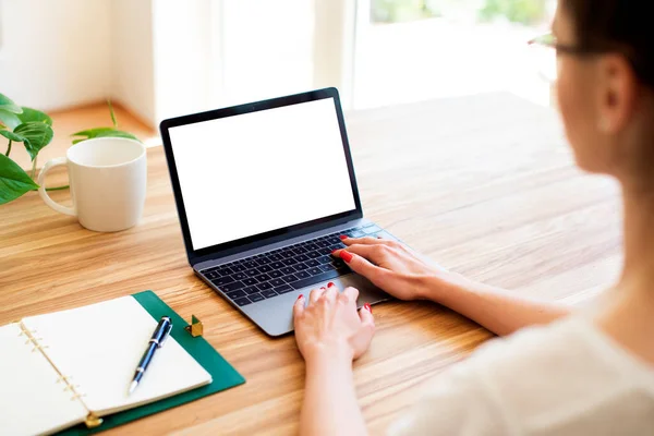 Vista Trasera Las Manos Mujer Negocios Mientras Escribe Cuaderno Escritorio —  Fotos de Stock