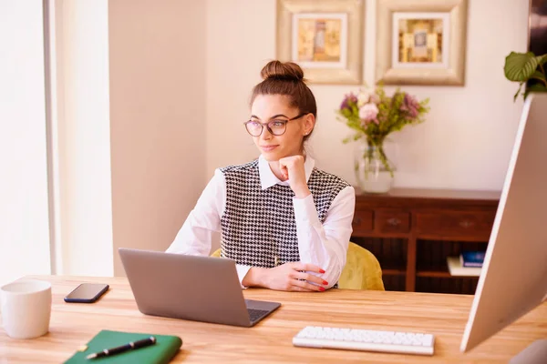 Photo Une Femme Affaires Réfléchie Assise Derrière Son Ordinateur Portable — Photo