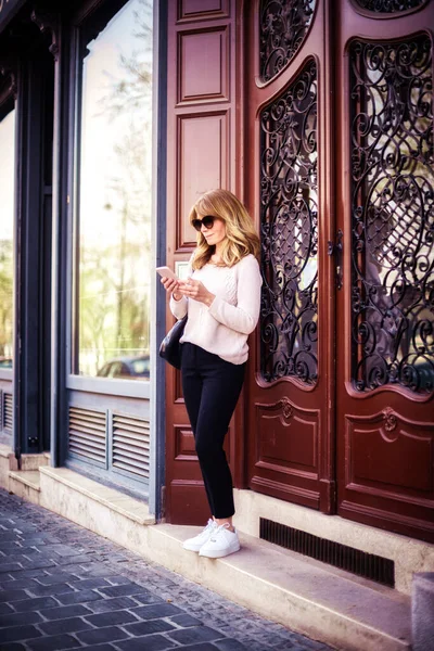 Full Length Shot Confident Woman Text Messaging While Standing Street — Stock Photo, Image