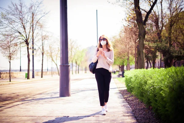 Foto Completa Mulher Meia Idade Andando Rua Mensagens Texto Enquanto — Fotografia de Stock