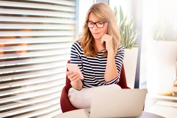 Skott Leende Medelålders Affärskvinna Bär Casual Kläder Och Använda Laptop — Stockfoto