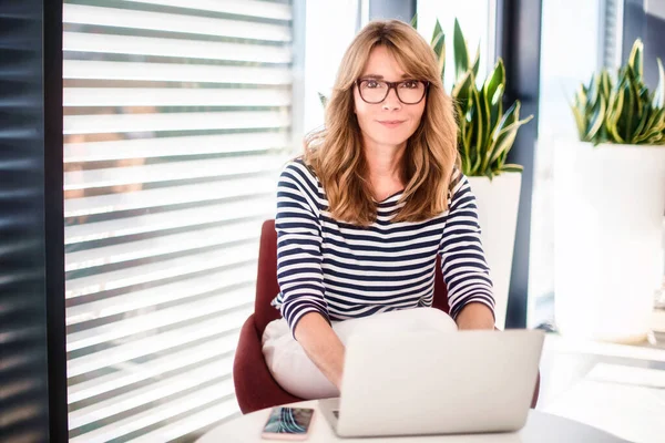 Skott Leende Medelålders Affärskvinna Klädd Avslappnade Kläder Och Använda Laptop — Stockfoto