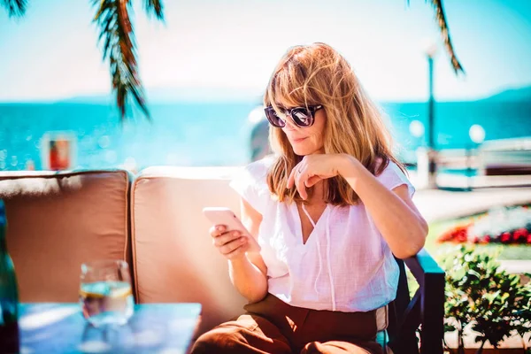 Retrato Mujer Madura Atractiva Con Gafas Sol Mientras Relaja Junto —  Fotos de Stock