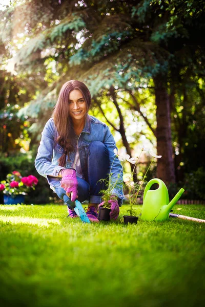 Comprimento Total Sorrir Jovem Mulher Plantando Flores Jardim — Fotografia de Stock