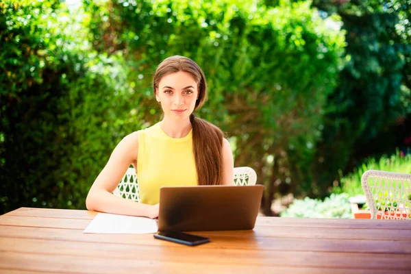 Mooie Jonge Vrouw Met Behulp Van Laptop Terwijl Zitten Tuin — Stockfoto